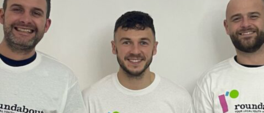 Cricketing trio brave a March sleep out for Roundabout